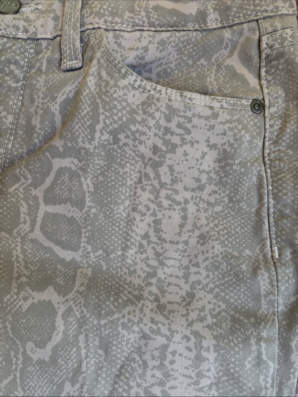 NYDJ Straight Leg Jeans in Light Snake Print - Cream/Gray. Size:2 - Picture 6 of 11